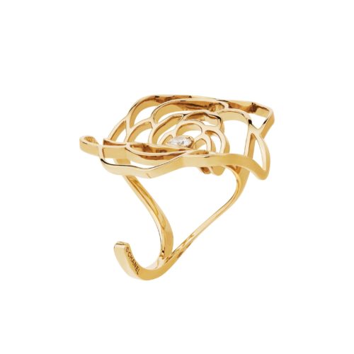 Chanel, Pétales de Camélia curved ring in yellow gold and one center diamond